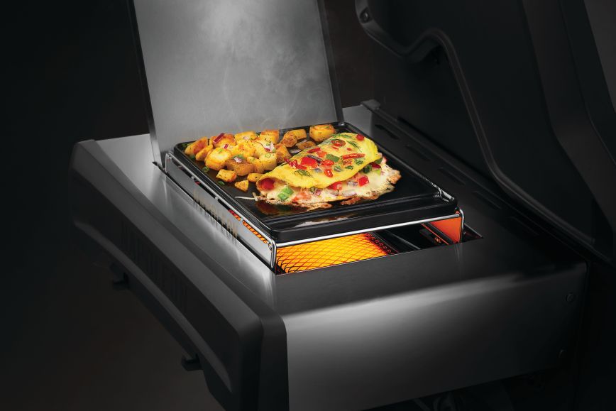 original_jpg_56081_enameled_griddle_sml_sizzle_zone_inuse_omlette.jpg