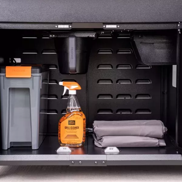 Förvaringsskåp i Traeger Woodridge Elite med plats för pellets och grilltillbehör